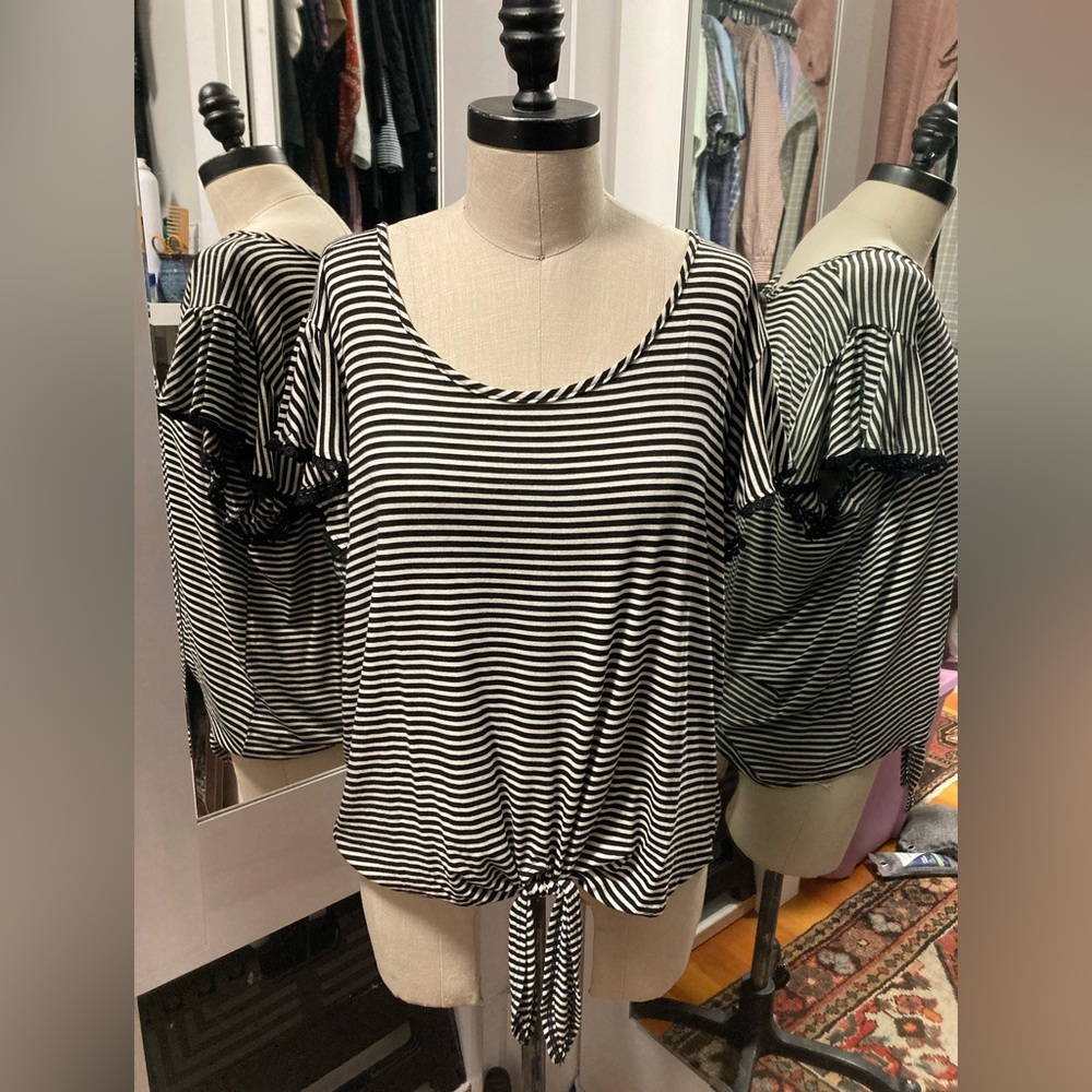 NWT Kim & Cami Black/White Striped Top w/Angel Sleeves and Lace Trim, Size Large